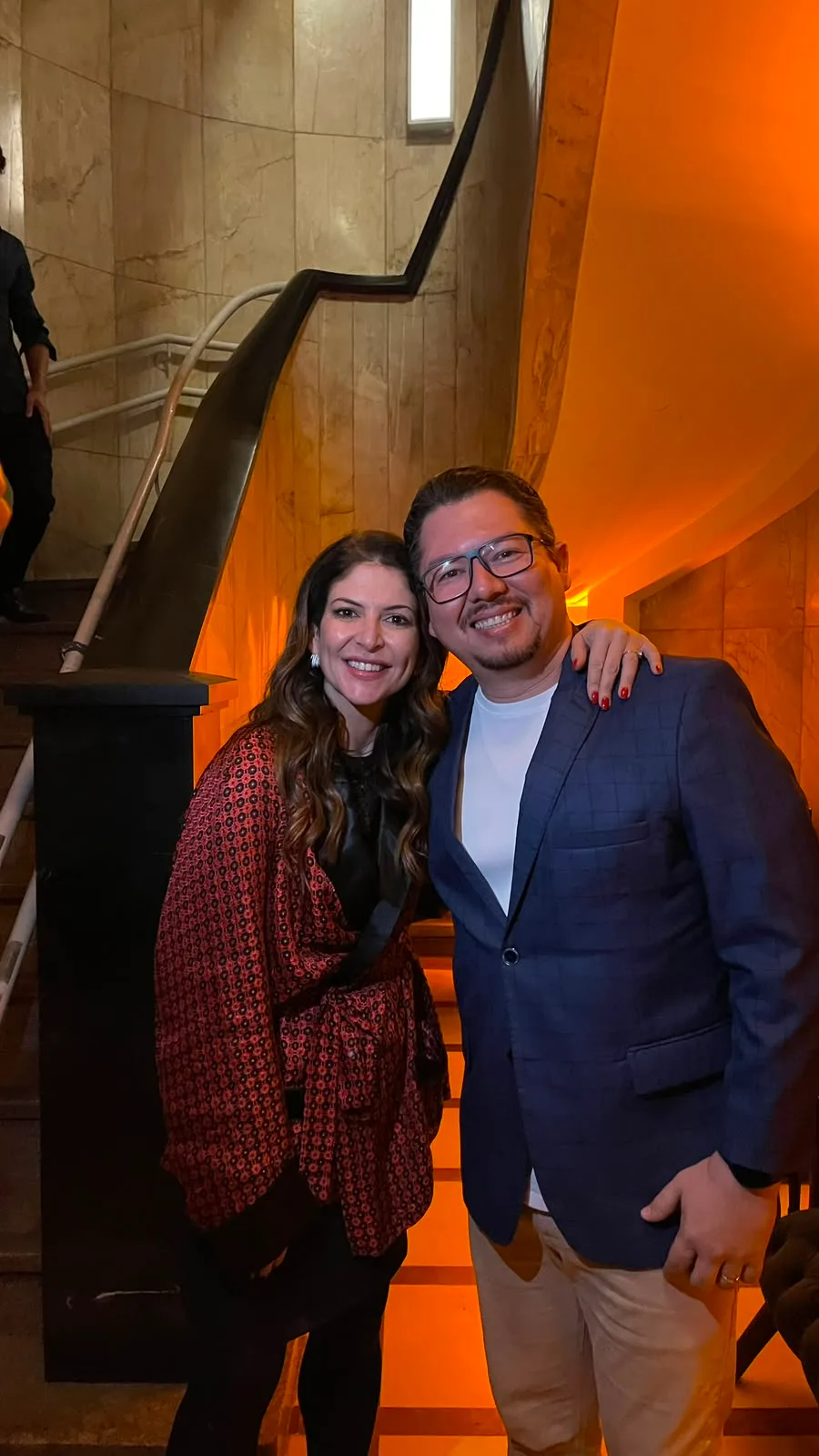 Wendell Souza ao lado de Carol Paiffer em um evento de investidores