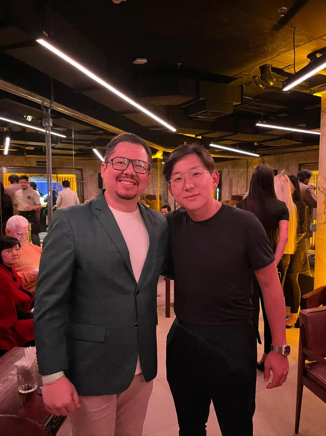 Wendell Souza ao lado de Pyong Lee durante um encontro de empresários